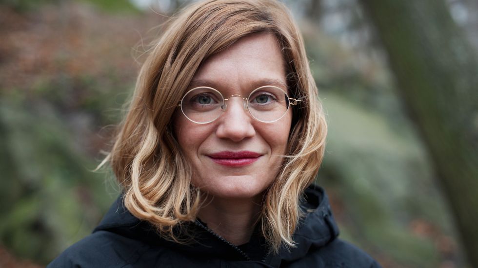 Josefin Olevik är journalist och föreläser regelbundet om journalistik på Poppius. Hon debuterade 2009 som författare med ”Campingland. En berättelse om flintastek, flukthål och förtältsromantik”.