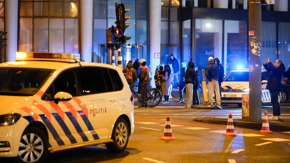 Polisen spärrade av området runt Apple-butiken i centrala Amsterdam medan gisslandramat pågick.
