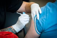 En spruta med Comirnaty vaccin från Pfizer-BioNTech ges på Stadionmässan i Malmö i slutet av maj.
