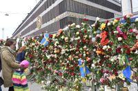 Människor besöker avspärrningarna vid Åhléns City i centrala Stockholm dagen efter terrordådet på Drottninggatan i april i fjol. Arkivbild.
