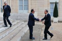 FN:s generalsekreterare Ban Ki-Moon välkomnas till Paris av president Francois Hollande på söndagen.