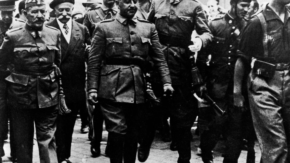 General Franco i Burgos under spanska inbördeskriget. Bakom Franco går general Emilio Mola som tros ha myntat uttrycket ”femtekolonnare”.