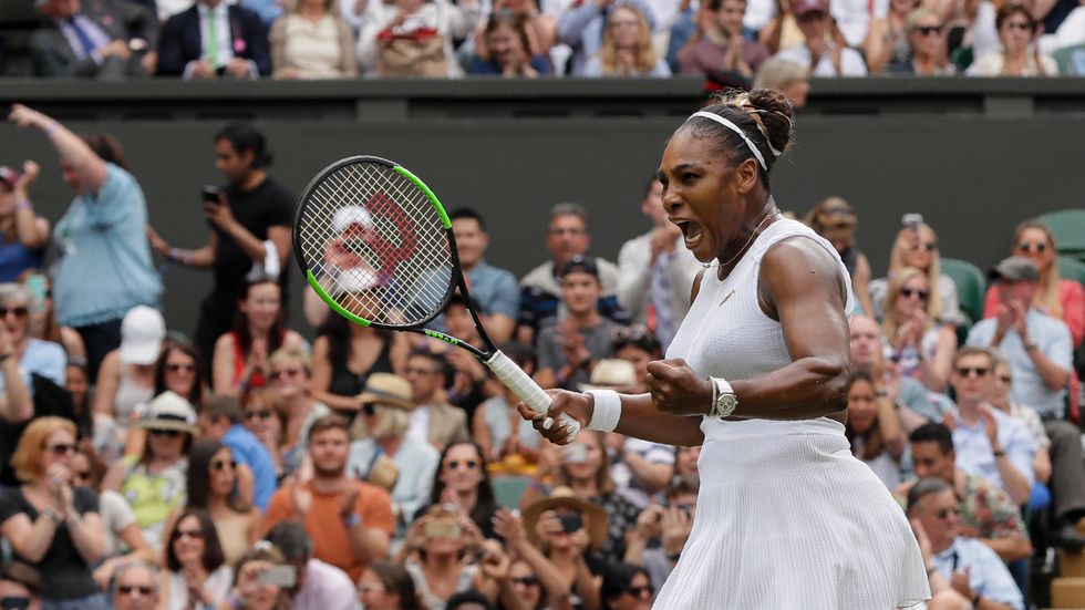 Serena Williams är klar för semifinal i Wimbledon efter att ha slagit ut Alison Riske.