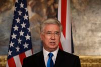 Den brittiske försvarsministern Michael Fallon under ett möte med sin amerikanska motsvarighet i slutet av mars. 