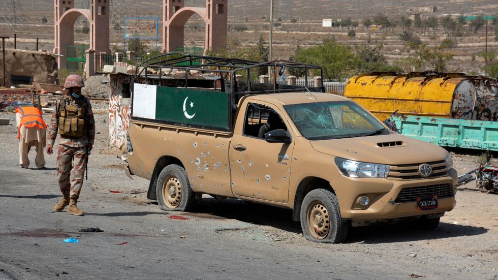 Soldater undersöker ett fordon efter en attack i provinshuvudstaden Quetta i Baluchistan i fjol. Arkivbild.