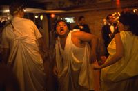 Livat och latinskt: John Belushi och Judith Belushi-Pisano dansar på togaparty i filmkomedin ”Deltagänget” från 1978. 