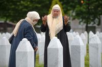 En kvinna ber vid begravningsplats i Potočari i närheten av Srebrenica i Bosnien, i samband med att ytterligare åtta män och pojkar (som nyligen påträffats eller identifierats) kunnat läggas till den sista vilan på lördagen – 25 år efter folkmordet.