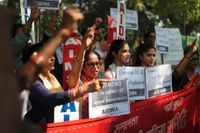 Indiska kvinnor i en protest mot sexuella trakasserier på arbetsplatsen i huvudstaden New Delhi, som är en av städerna som ingår i studien.