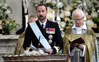 Norges kronprins Haakon framför överhovpredikant Lars-Göran Lönnermark under prinsessan Estelles dopceremoni i Slottskyrkan på tisdagen.