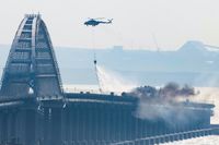 En stor brand härjade tidigare på bron, som även delvis kollapsade. Bilden kommer från den ryska statliga nyhetsbyrån Tass.