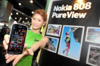 Nokia 808 visades bland annat upp i Bangkok på en mobilmässa 2012. Mobilen hade en kamera på 41 miljoner pixlar och tillverkades av Nokia i samarbete med Zeiss.