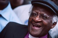 Desmond Tutu (1931–2021) under ett besök i Stockholm hösten 2001.