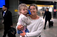 Ida Olheim med dottern Elsa från Södertälje kom hem till Sverige efter en elva timmar lång flygning.