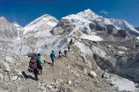 Bergkättrare på väg uppför Mount Everest. Arkivbild.