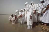 Ett mandeiskt dop i floden Tigris. Mandéer döper sig regelbundet för att förnya sin tro.