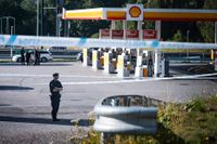 En tolvårig flicka sköts till döds vid en bensinstation och snabbmatsrestaurang i Botkyrka sommaren 2020. De som skotten troligen var ämnade för ställs nu inför rätta för sitt försök att hämnas. Arkivbild.