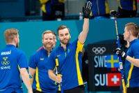 Svenskt curlingjubel. Rasmus Wranå, Niklas Edin, Oskar Eriksson och Christoffer Sundgren jublar efter segern över Schweiz.