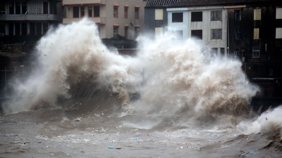 Bild från i fredags som visar höga vågor i och med tyfonen Chan-Hom i Zhejiang-provinsen i östra Kina.