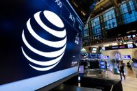 En av skärmarna på New York-börsen visade AT&T:s logotyp på måndagen. Teleoperatörens förvärv av mediekoncernen Time Warner är värd 85,4 miljarder dollar, motsvarande drygt 750 miljarder kronor.