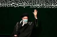 Ayatolla Ali Khamenei visar upp sig vid ett religiöst möte med studenter på lördagen.