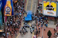 Spänningen mellan prodemokratiska aktivister och polis har ökat i Hongkong de senaste åren. Bilden togs i förra veckan och visar hur polis står redo för eventuella protester på årsdagen av återlämnandet av Hongkong till Kina från Storbritannien.