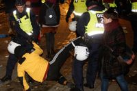 Efter att ha informerat de protesterande EU-migranterna utanför stadshuset i Malmö om att madrasser och andra skrymmande tillhörigheter måste bort började polisen avlägsna folk från platsen.
