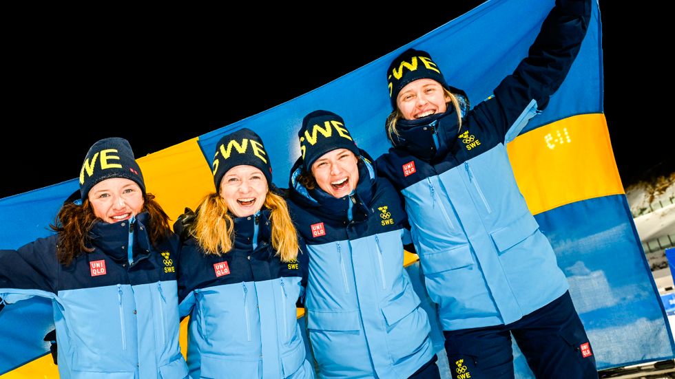 Sveriges Linn Persson, Mona Brorsson, Hanna Öberg och Elvira Öberg jublar efter att de tagit OS-guld i damernas stafett i skidskytte under vinter-OS i Peking.