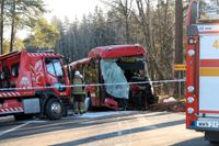 Bussolyckan inträffade på länsväg 222, Stavsnäsvägen, i Värmdö kommun. Bussföraren var en av dem som skadades allvarligt och han vårdas fortfarande på sjukhus. Arkivbild.