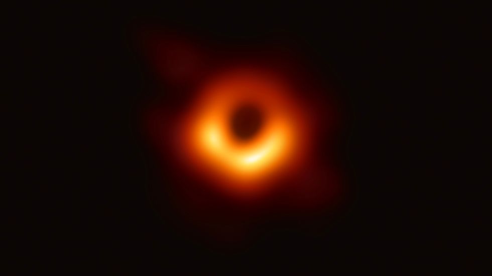 En historisk bild med omgivningen till ett svart hål, publicerad i april.