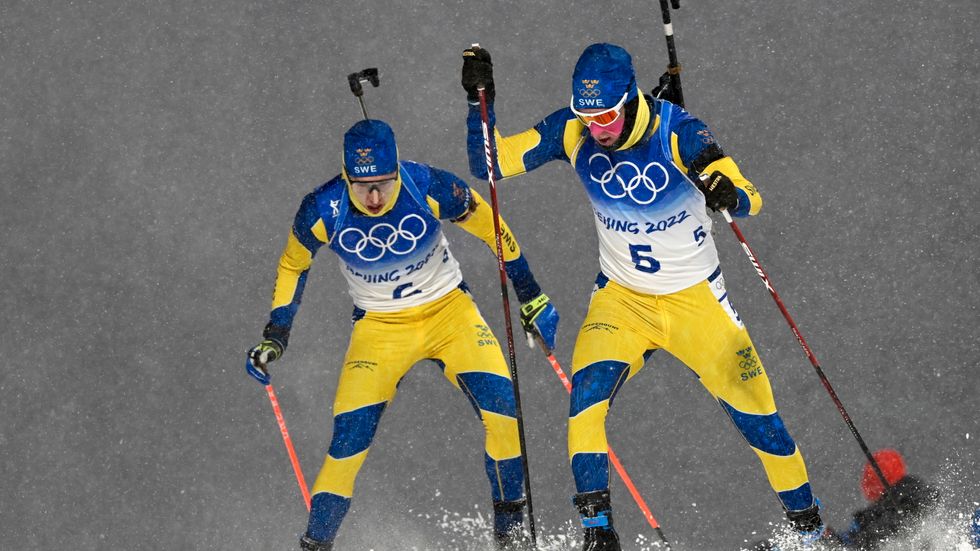 Sveriges Sebastian Samuelsson och Martin Ponsiluoma i herrarnas 12,5 km jaktstart i skidskytte under vinter-OS i Peking 2022.