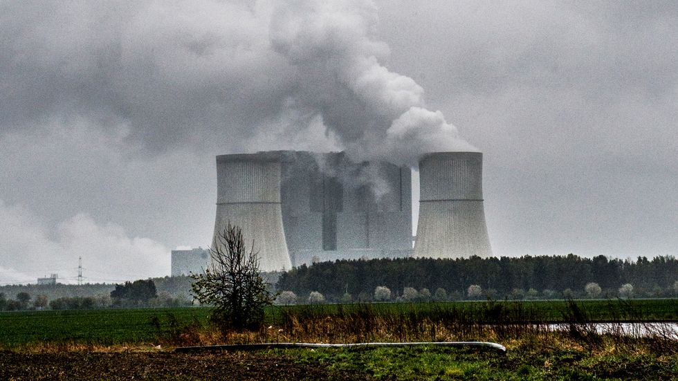 Vattenfalls kolverksamhet i Tyskland är stor även med europeiska mått. Det är därför inte rätt att ­hävda att det inte spelar någon roll vem som äger den, skriver författarna. Bilden visar Vattenfalls kolkraftverk Schwarze Pumpe i Lausitz i östra Tyskland.