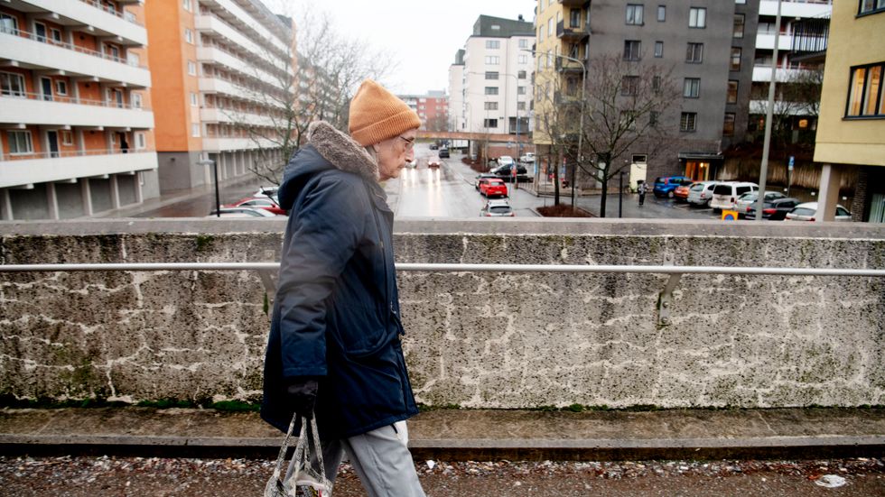 Sigrid Jonsson har bott i Tensta i över 50 år. Efter tisdagens dödsskjutning riktas åter fokus mot Stockholmsförorten