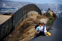 Drygt 100 mil av gränsen mellan USA och Mexiko har sedan länge staket eller stängsel.