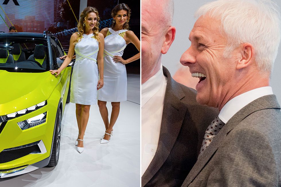 Två kvinnor poserar vid Skodas monter på bilsalongen i Genève. Till höger Volkswagenkoncernens vd Matthias Müller.