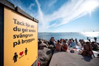 Många kommuner har satt upp skyltar, banderoller och flaggor för att försöka motverka trängsel på badplatserna. Här vid Sundspromenadens badbryggor i Malmö.