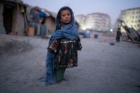 Det är idag inte talibanerna som driver landet mot massiv fattigdom, isolering och misär – det är omvärlden, skriver artikelförfattaren. 