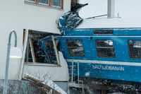 Ett tåg från Saltsjöbanan körde in i ett bostadshus sedan det brakat igenom stoppbocken vid Saltjöbaden station utanför Stockholm.