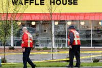 Sjukvårdsarbetare utanför den restaurang i Nashvilleförorten Antioch, där en man öppnat eld mot restaurangbesökare och dödat fyra personer.