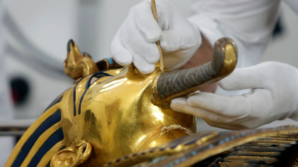 Kung Tutankhamun dog blott 18 eller 19 år gammal. Hans 3 300 år gamla dödsmask restaurerades 2016 efter att skägget ett år tidigare gått av och först lagats med lim. Arkivbild.