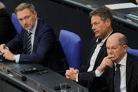 Pressade herrar. Tysklands finansminister Christian Lindner, näringsminister Robert Habeck och förbundskansler Olaf Scholz under en budgetdebatt i förbundsdagen i tisdags.