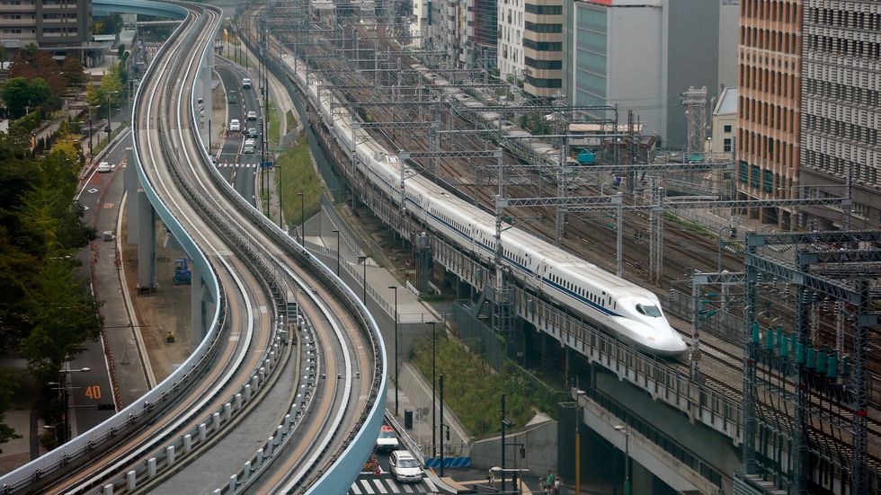 S och MP är överens om att de vill börja bygga höghastighetsjärnväg, om de får en bred enighet över blockgränsen för förslaget. På bilden den japanska Shinkansen, på väg in till centralstationen i Tokyo. Arkivbild.