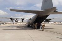 Försvarsmaktens Hercules 848-plan på Kabuls flygplats, under utrymningsarbetet i augusti. Arkivbild.