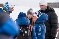 Charlotte Kalla med landslagsläkaren Per Andersson, till vänster, och personlige tränaren Magnus Ingesson efter genomklappningen på 10 kilometer klassiskt i Ruka.