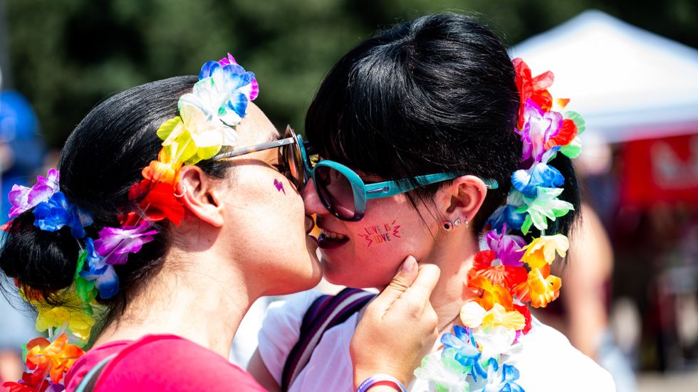 Två kvinnor deltar i Milano Pride 2019.