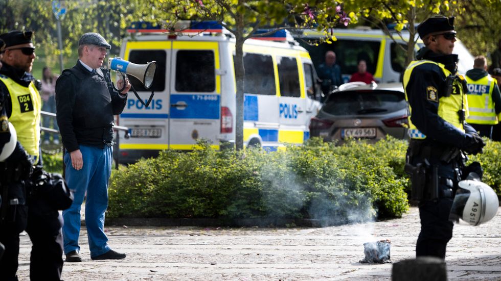Rasmus Paludan har fått tillstånd för koranbränning på flera platser i Sverige. Det är Polismyndigheten som avslår eller ger tillstånd för demonstrationer, och ska enbart bedöma risken för ordningsstörningar på platsen. 