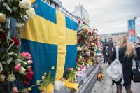 Blommor och hälsningar dagen efter dådet på Drottninggatan i Stockholm.
