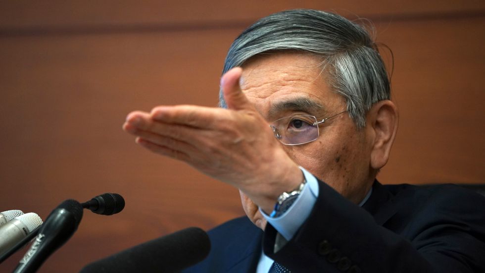 Den japanska centralbankschefen Haruhiko Kuroda fortsätter stimulera trots alla kollegor i västvärlden som just nu höjer räntorna kraftigt. Arkivbild.