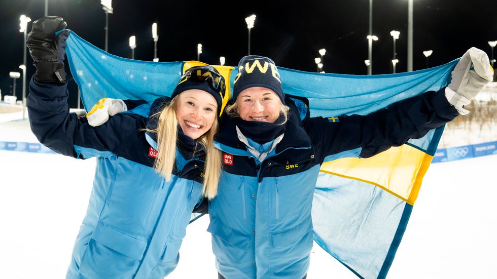 Jonna Sundling och Maja Dahlqvist tog guld och silver i den individuella OS-sprinten. Nu kör de för ett nytt guld i lagtävlingen.