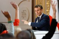 Frankrikes president Emmanuel Macron svarar på frågor under presskonferensen.