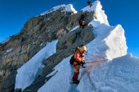 Med lägre priser tror myndigheterna i Nepal att färre stora grupper ska bestiga Mount Everest. Kritikerna tror tvärtom.
